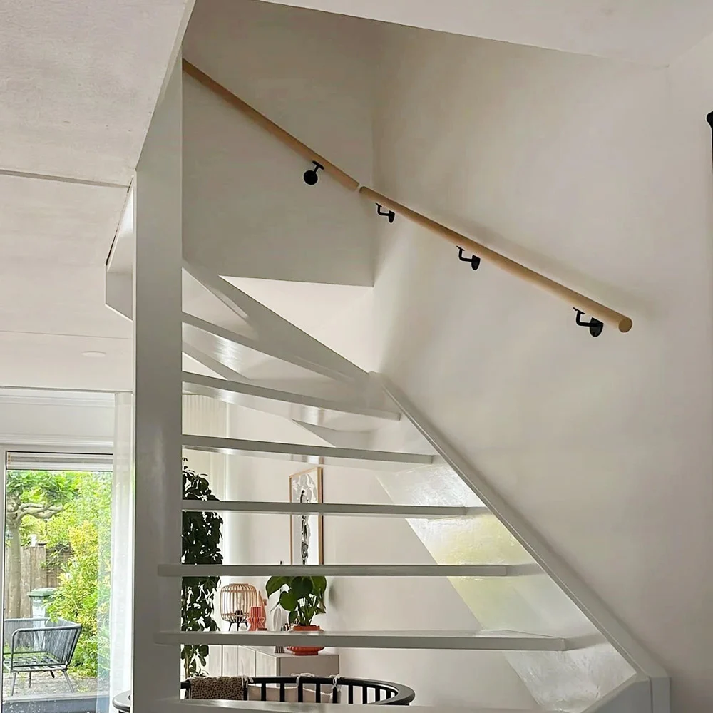 Houten trapleuning met houders